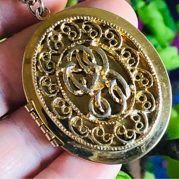 Vintage 60s Park Lane gold tone locket necklace - Picture 2 of 8